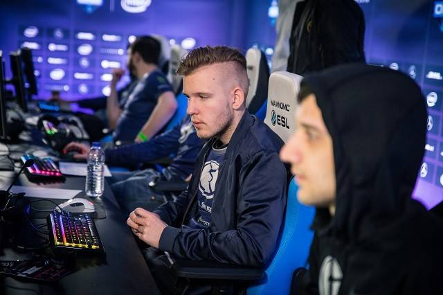 EDG赛后群访 教练：队内新人太多，目前的战术体系太过单一