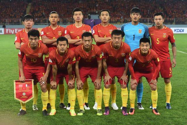 英超-阿斯顿维拉2-1力克曼联，罗杰斯双响库尼亚破门难救主（英超：阿斯顿维拉2-1曼联，罗杰斯梅开二度，库尼亚进球难救主）