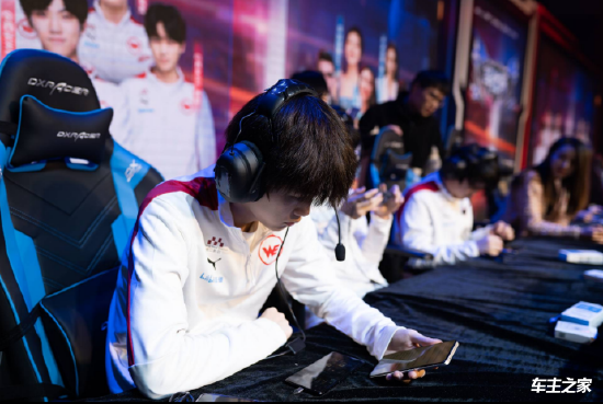 昨晚，GAM官方更新社交媒体，透露了所有选手和成员，已经拿到了本次前往MSI的英国签证。 此前，GAM受签证影响缺席了多次国际赛事